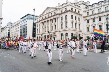 Londra / İngiltere - 07 / 06 / 2019: Londra Onur Yürüyüşünde eşcinsel judo dövüş sanatçıları