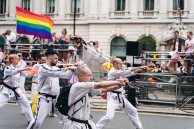 Londra / İngiltere - 07 / 06 / 2019: Londra Onur Yürüyüşünde eşcinsel judo dövüş sanatçıları