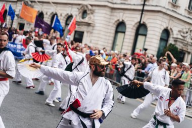 Londra / İngiltere - 07 / 06 / 2019: Londra Onur Yürüyüşü 'nde kutlama yapan insanlar