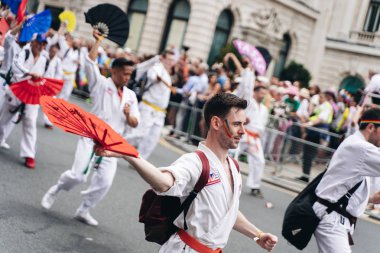 Londra / İngiltere - 07 / 06 / 2019: Londra Onur Yürüyüşünde eşcinsel judo dövüş sanatçıları