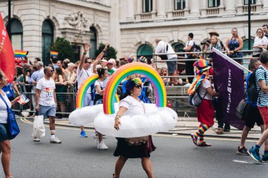 Londra / İngiltere - 07 / 06 / 2019: Londra Onur Yürüyüşü 'nde kutlama yapan insanlar