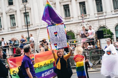 Londra / İngiltere - 07 / 06 / 2019: Londra Onur Yürüyüşü 'nde bayrak ve bayrak taşıyan insanlar