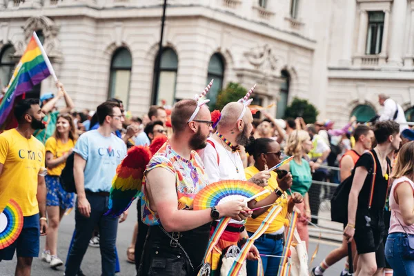 ロンドン イギリス 2019年7月6日 ロンドンプライドパレードを祝う旗とバナーを持つ人々 — ストック写真