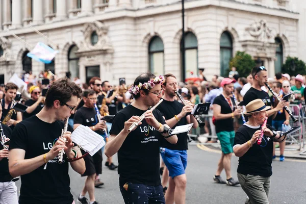 Londra / İngiltere - 07 / 06 / 2019: Londra Onur Yürüyüşü 'ndeki müzisyenler