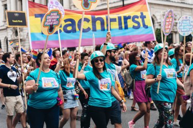 Londra / İngiltere - 07 / 06 / 2019: Londra Onur Yürüyüşü 'nde kutlama yapan insanlar