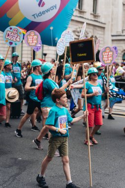 London / UK - 07 / 06 / 2019: Londra Onur Yürüyüşü 'ndeki gelgit şirketi