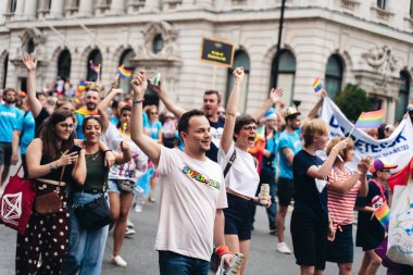 Londra / İngiltere - 07 / 06 / 2019: Londra Onur Yürüyüşü 'nde kutlama yapan insanlar