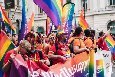 Londra / İngiltere - 07 / 06 / 2019: insanlar Londra Onur Yürüyüşünü kutluyor