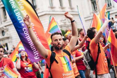Londra / İngiltere - 07 / 06 / 2019: Londra Onur Yürüyüşü 'nde kutlama yapan insanlar