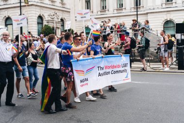 Londra / İngiltere - 07 / 06 / 2019: Londra Onur Yürüyüşü 'nde orta parmak gösteren ürkütücü kostümlü kişi