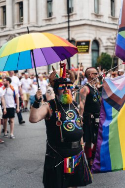 Londra / İngiltere - 07 / 06 / 2019: Londra Onur Yürüyüşü 'nde gökkuşağı sakallı adam