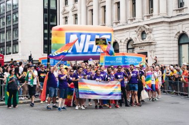 Londra / İngiltere - 07 / 06 / 2019: Londra Onur Yürüyüşü 'nde NHS