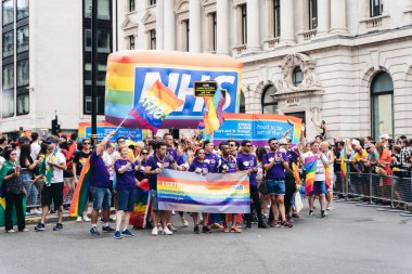 Londra / İngiltere - 07 / 06 / 2019: Londra Onur Yürüyüşü 'nde NHS