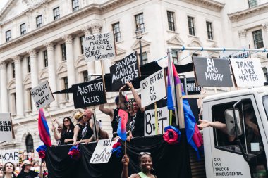 Londra / İngiltere - 07 / 06 / 2019: Londra Onur Yürüyüşü 'nde pankart taşıyan bir grup biseksüel insan