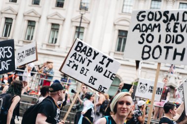 Londra / İngiltere - 07 / 06 / 2019: Londra Onur Yürüyüşü 'nde pankartlı biseksüeller