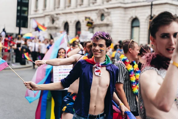 ロンドン イギリス 2019年7月6日 ロンドンプライドパレードで祝う人々 — ストック写真