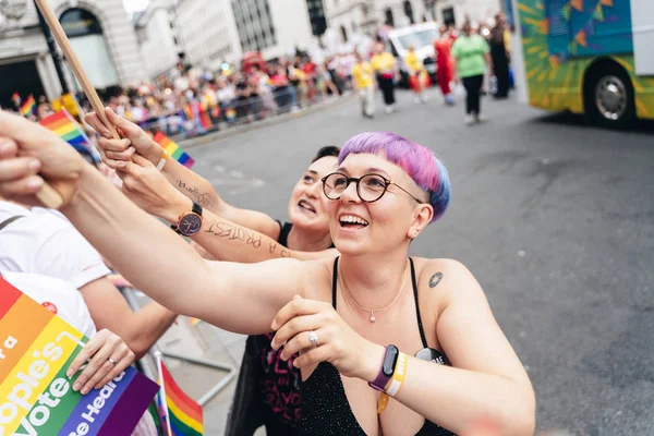 Londyn 2019 Dwie Lesbijki Blokujące Religijnego Staruszka London Pride Parade — Zdjęcie stockowe