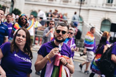 Londra / UK - 07 / 06 / 2019: London Pride Parade 'deki gençler