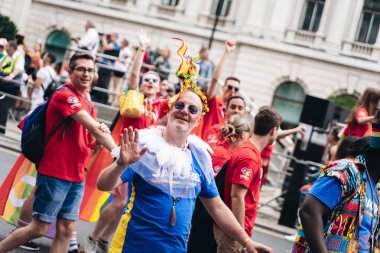 Londra / İngiltere - 07 / 06 / 2019: Londra Onur Yürüyüşü 'nde mutlu adam