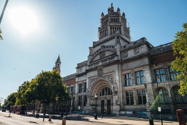 Londra / İngiltere - 05 / 30 / 2020: Londra 'nın işlek bölgesi, insanların COVID-19 Coronavirus salgını sırasında kendilerini soyutladıkları popüler bir yer. Victoria ve Albert Müzesi