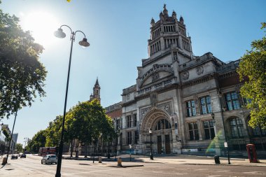 Londra / İngiltere - 05 / 30 / 2020: Londra 'nın işlek bölgesi, insanların COVID-19 Coronavirus salgını sırasında kendilerini soyutladıkları popüler bir yer. Victoria ve Albert Müzesi
