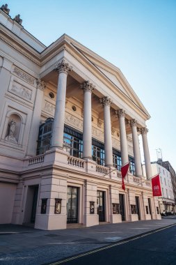 Londra / İngiltere - 05 / 30 / 2020: Londra 'nın işlek bölgesi, insanların COVID-19 Coronavirüs salgını sırasında kendilerini izole etmeleri nedeniyle popüler hedef boş.