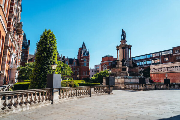 London / UK - 05 / 30 / 2020: London 's busy area, popular destination empty as people self isolate during COVID-19 coronavirus pandemic. Мемориал Великой выставке

