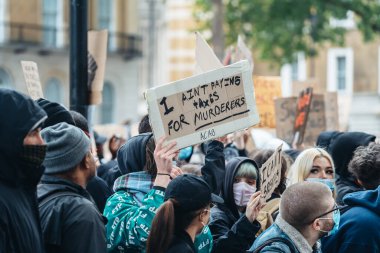 Londra / İngiltere - 06 / 06 / 2020: Siyahi Yaşamı Önemlidir protestosu koronavirüs salgını sırasında. Protestocular