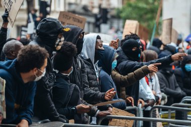 Londra / İngiltere - 06 / 06 / 2020: Siyahi Yaşamı Önemlidir protestosu koronavirüs salgını sırasında. Protestocular Downing Caddesi 'nde polis memurlarını taciz etti