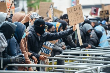 Londra / İngiltere - 06 / 06 / 2020: Siyahi Yaşamı Önemlidir protestosu koronavirüs salgını sırasında. Protestocular Downing Caddesi 'nde polis memurlarını taciz etti