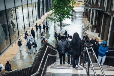 Londra / İngiltere - 06 / 06 / 2020: Siyahi Yaşamı Önemlidir protestosu koronavirüs salgını sırasında. Göstericiler pankartlarla etkinliğe katılacaklar