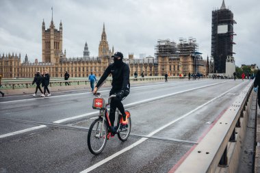 Londra / İngiltere - 06 / 06 / 2020: Siyahi Yaşamı Önemlidir protestosu koronavirüs salgını sırasında. Protestocular Westminster köprüsünde bisiklet sürüyor