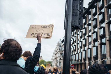 Londra / İngiltere - 06 / 06 / 2020: Siyahi Yaşamı Önemlidir protestosu koronavirüs salgını sırasında. Protestocular ellerinde adalet yok barış işareti yok