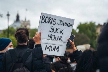 Londra / İngiltere - 06 / 06 / 2020: Siyahi Yaşamı Önemlidir protestosu koronavirüs salgını sırasında. Boris Johnson Emme tabelası