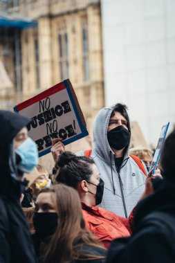 Londra / İngiltere - 06 / 06 / 2020: Siyahi Yaşamı Önemlidir protestosu koronavirüs salgını sırasında. Protestocular adaleti korumadı. Hiçbir işaret yok.