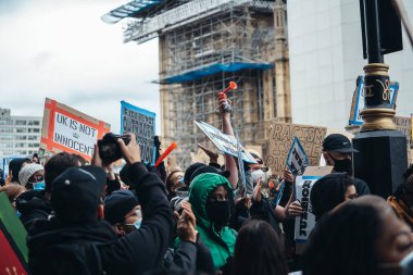 Londra / İngiltere - 06 / 06 / 2020: Siyahi Yaşamı Önemlidir protestosu koronavirüs salgını sırasında. Binlerce protestocu Westminster Meydanı, Parlamento Binası 'nda pankartlar ve pankartlarla yürüyüş yapıyor.