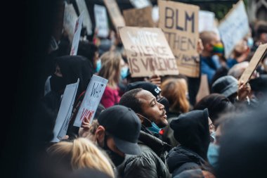 Londra / İngiltere - 06 / 06 / 2020: Siyahi Yaşamı Önemlidir protestosu koronavirüs salgını sırasında. Binlerce protestocu Westminster Meydanı, Parlamento Binası 'nda pankartlar ve pankartlarla yürüyüş yapıyor.