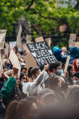 Londra / İngiltere - 06 / 06 / 2020: Siyahi Yaşamı Önemlidir protestosu koronavirüs salgını sırasında. BLM bayrağı taşıyan protestocular