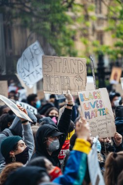 Londra / İngiltere - 06 / 06 / 2020: Siyahi Yaşamı Önemlidir protestosu koronavirüs salgını sırasında. Binlerce protestocu Westminster Meydanı, Parlamento Binası 'nda pankartlar ve pankartlarla yürüyüş yapıyor.