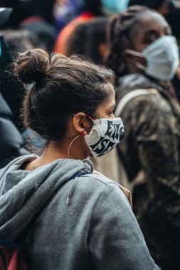 Londra / İngiltere - 06 / 06 / 2020: Siyahi Yaşamı Önemlidir protestosu koronavirüs salgını sırasında. Beyaz maske takan protestocu kadın