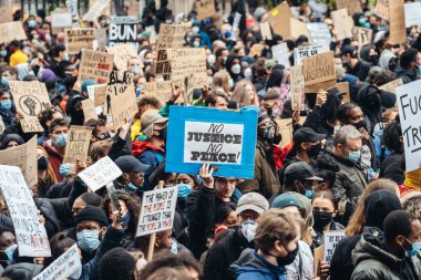 Londra / İngiltere - 06 / 06 / 2020: Siyahi Yaşamı Önemlidir protestosu koronavirüs salgını sırasında. Binlerce protestocu Westminster Meydanı, Parlamento Binası 'nda pankartlar ve pankartlarla yürüyüş yapıyor.