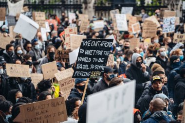 Londra / İngiltere - 06 / 06 / 2020: Siyahi Yaşamı Önemlidir protestosu koronavirüs salgını sırasında. Binlerce protestocu Westminster Meydanı, Parlamento Binası 'nda pankartlar ve pankartlarla yürüyüş yapıyor.