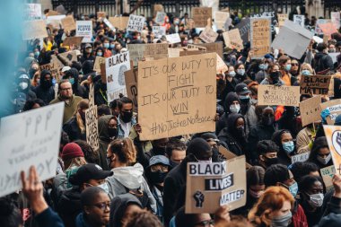 Londra / İngiltere - 06 / 06 / 2020: Siyahi Yaşamı Önemlidir protestosu koronavirüs salgını sırasında. Binlerce protestocu Westminster Meydanı, Parlamento Binası 'nda pankartlar ve pankartlarla yürüyüş yapıyor.
