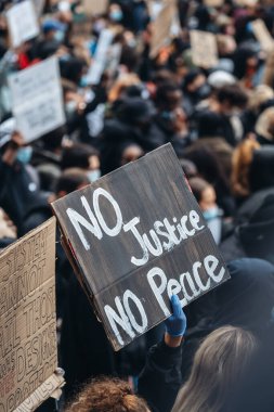 Londra / İngiltere - 06 / 06 / 2020: Siyahi Yaşamı Önemlidir protestosu koronavirüs salgını sırasında. Adalet yoksa barış da yok.