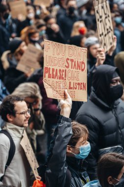 Londra / İngiltere - 06 / 06 / 2020: Siyahi Yaşamı Önemlidir protestosu koronavirüs salgını sırasında. Sancaklı protestocular