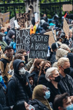 Londra / İngiltere - 06 / 06 / 2020: Siyahi Yaşamı Önemlidir protestosu koronavirüs salgını sırasında. Binlerce protestocu Westminster Meydanı, Parlamento Binası 'nda pankartlar ve pankartlarla yürüyüş yapıyor.