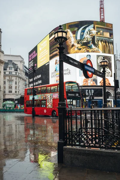 Londres Reino Unido 2020 Picadilly Circus Square Vazio Chuva Após — Fotografia de Stock