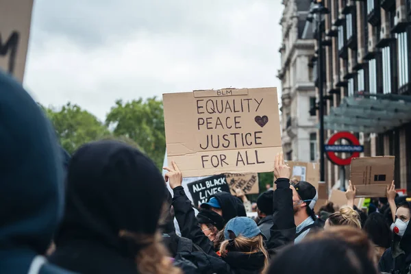 ロンドン イギリス 2020年6月6日 ブラックライブスマターがコロナウイルスの大流行に抗議 何千人もの抗議者が署名を持って行進しましたウェストミンスター広場の旗議会議事堂 — ストック写真