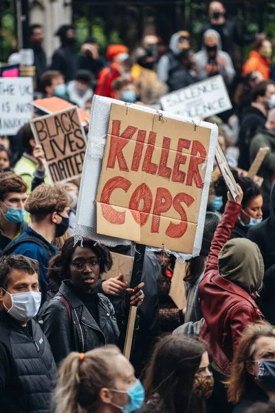 London 2020 Black Lives Matter Protest Lockdown Coronavirus Pandemic 黑人女性抗议者高举杀手警察横幅 — 图库照片