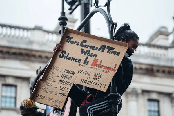 London 2020 Black Lives Matter Protest Lockdown Coronavirus Pandemic 站在地下标牌上高举横幅的女性抗议者 — 图库照片